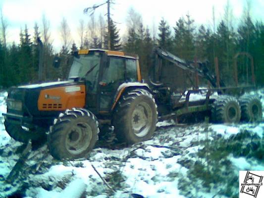 valmet 6400 ja itse tehty metsäkärri joutsan kuormaimella..
ajomiehellä oli tollenen ku ponssessa oli teliremppa..
Avainsanat: 6400