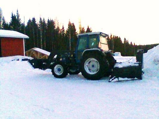 ford 6810 ja super leppä250
voorti lumitöitten jälkeen..
Avainsanat: ford6810 leppä250 lieksa large1200l