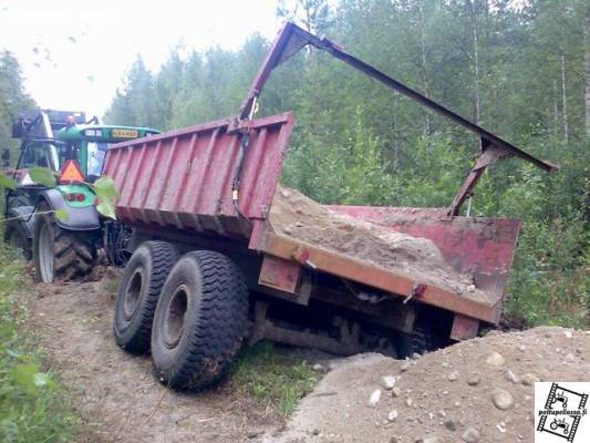 Valtra ja ryssän maakärri
Pikkasen tie petti alta
Avainsanat: Valtra maakärri ryssänkärri