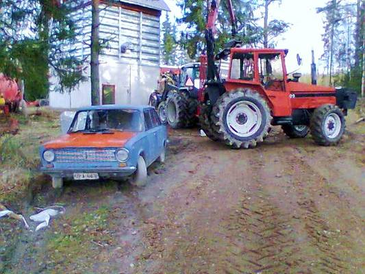 apulanta konetta täyttämässä
ford6810 valmet705 lada1200l ja taustalla näkyy valmet703.kevään ensimmäisiä apulantoja levittämään lähössä.
Avainsanat: ford 6810 valmet 705 lada 1200l large1200l lieksa