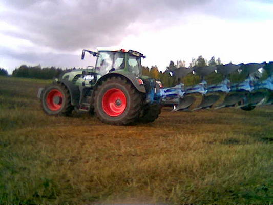 Fendt 930
Vähä eri vinkkelistä kuin nuissa roten kuvissa.. Melko kevyesti se nuita auroja veti.
Avainsanat: Fendt