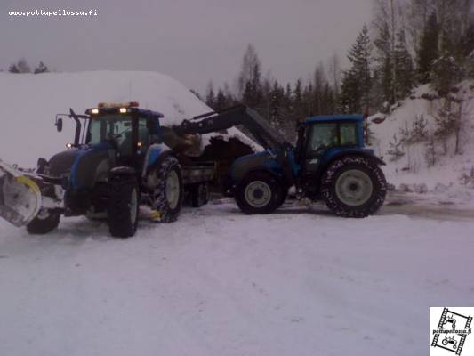 valtra t190:t
Sataysikympit montulla ottamassa hiekoitus murske kuormia
