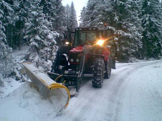 MF6460 ja vama
lumitöissä
