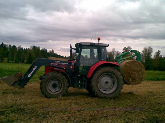 MF6460 ja kilpi
paalien siirtoa
