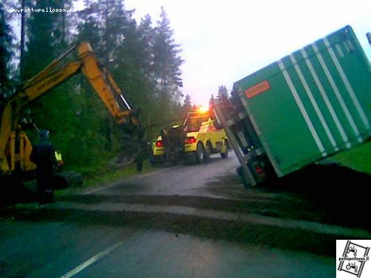 kärry pystyyn hinaus autolla ja hyundailla
Avainsanat: nurin