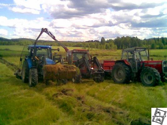 Salaojien tekoa
Koneina NH TM 120 perässä Jyry, Fiat 110-90 ja Hakki-Souvari ja MF 399 vetämässä Tuhti 120
