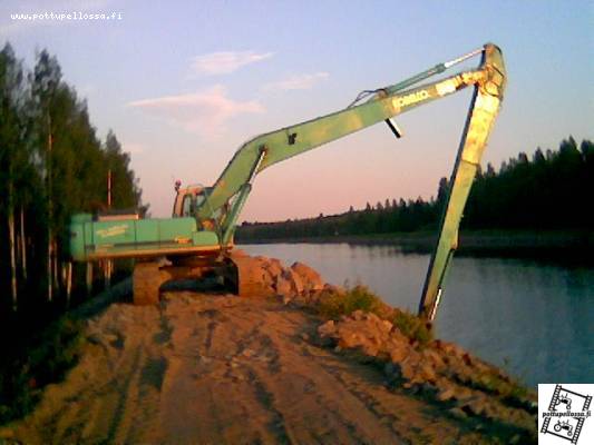 tommonen oli tuolla kanavalla luiskailu puuhissa...
Kone joku kobelco en muista enää mikä.
Avainsanat: kobelco