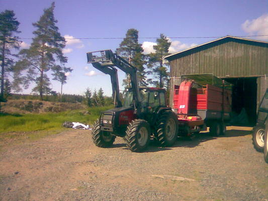 valmet 6400 ja jf+tuhti silppuri vaunu
kesän rehun tekoa 
Avainsanat: tuhti valmet jf