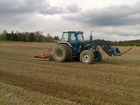 ford6810 ja runni
peltoa tasaamassa runnilla kylvö kuntoon.
Avainsanat: ford 6810 runni lieksa large1200l