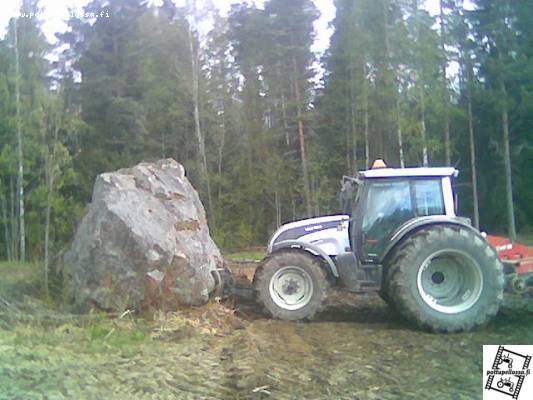 n141
keven siirtö yritys   tiedettiinhän ettei se näin helposti liiku mutta kun oli kone kiven vieressä niin pitihän sitä kokeillä kyllä me toi viellä siirretään laitetaan teräslevy alla je vedetään pois 
Avainsanat: n141