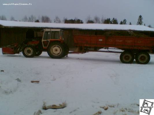 Fiat 880 + Belarus
Eri puoleleta sama kone
