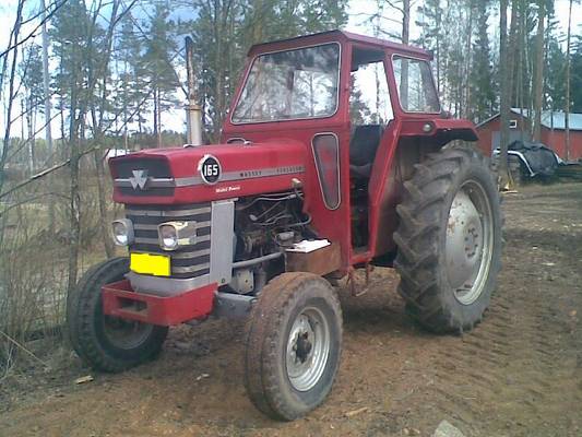 MF 165
ykkös traktori lepäilee polttopuun teon jälkeen
Avainsanat: MF 165 mp