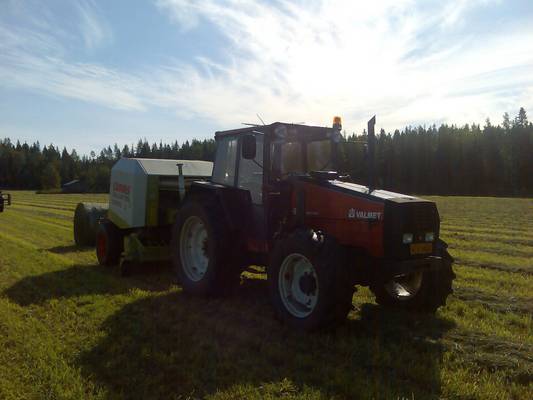 Valmet 905 ja Claas 255
oispa kesä ja kärpäset
Avainsanat: valmet 905 claas 255