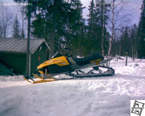 Vuorikelekka
Summitti 700 -00 vähän rakennettuna
Avainsanat: summit ski-doo