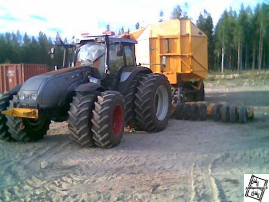 valtra t190
ja jyrsin
Avainsanat: valmet