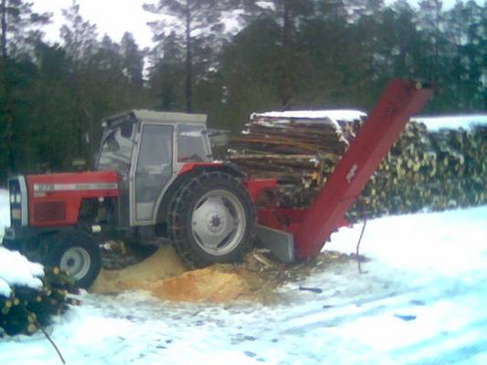 Massey-Ferguson 375 vm-94 + japa 2000
Polttopuun tekoa viime talvena.
