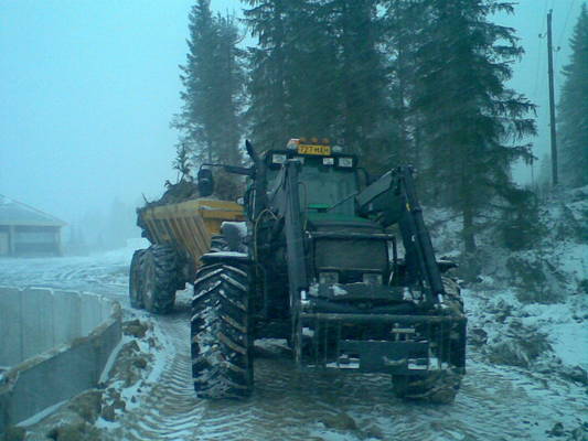 valmet 8350 matalakierros malli
maata ajettu liete kaivo ympärille. valmet 8350 (176hv) ja laina kärri. 
Avainsanat: valtra 8350 htt ht mega valmet