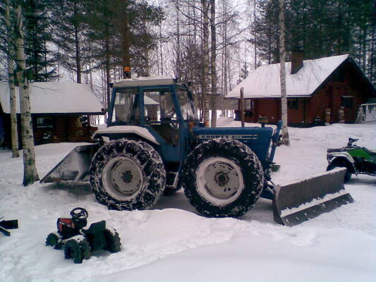 County 764 lumenpoisto varusteissa
Kyl kelepaa körötellä ja saundia piisoo :D
Avainsanat: county puskulevu ford 765