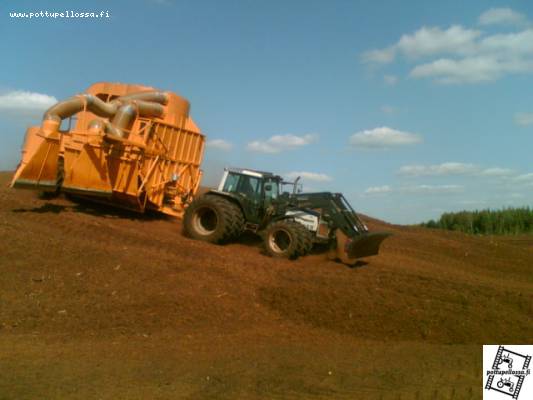 Valtra 8950+imuri
Turveurakointia parhaimmillaan Kruunupyyssä AK:n nevalla.
