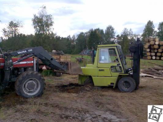 Pehmyttä oli trukille
pääs trukki vajoamaan sahauspuuhissa kun ei ole vielä asfalttia pihassa mut onneks työntöapu löyty läheltä
