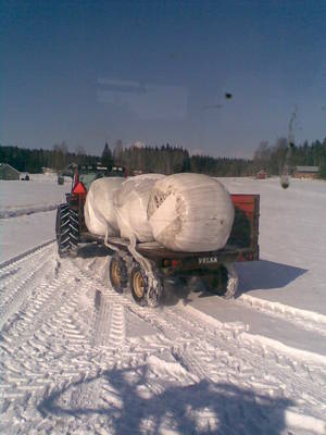 paalien ajoo
sampo30 lähdössä valtra 6550ht:llä vajaan kuorman kanssa ko ei meinannu päästä hangessa eteenpäin isommalla kuormalla
Avainsanat: valtravalmet 6550ht