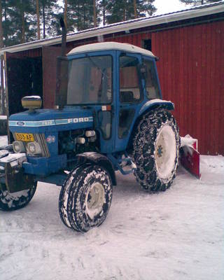 Ford 7610 ja alatalkkari
Lingon eteen näpäkkä kone.. tulee kuva vähä myöhässä ku nuo lumetki jo lähtee 
Avainsanat: Ford 7610