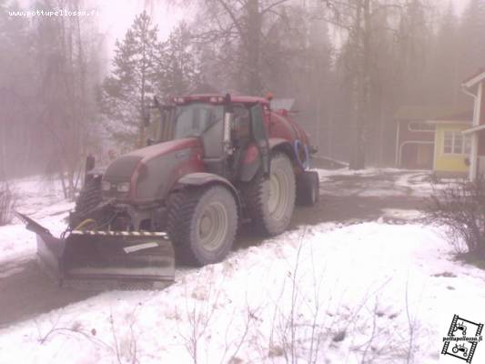 T180 ja paskakärry.
Tyhjennyshommia aurauksen lomassa.
Avainsanat: 180