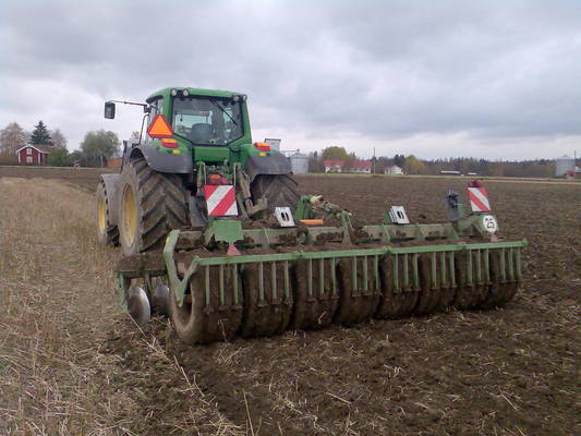 jd 6920 ja catros
pellon syysmuakkaus käynnis
