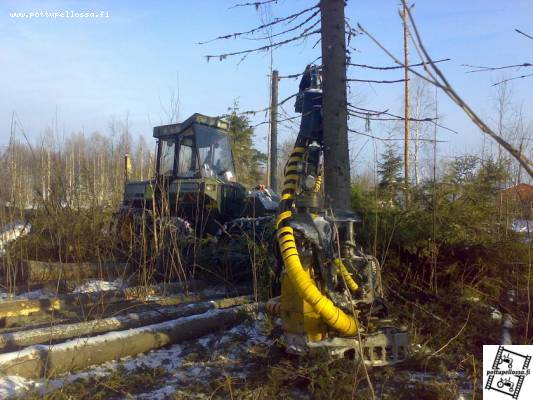 Ponsse HS 10 Cobra
Puomin päässä H60e. Rasittavia nää puolen hehtaarin aukot
Avainsanat: ponsse 60 cobra metsä