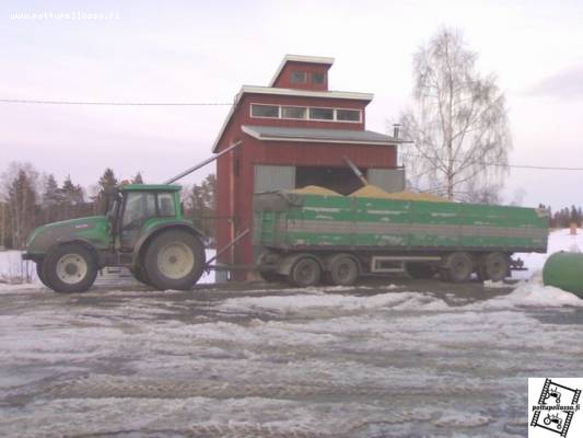 T160 ja viljakärry.
Viljanajoa myllylle....
Avainsanat: T160