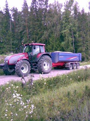 Valtra T120 ja maansiirtokärry
Kaverin tekemä kärry kokeilus vallun perässä
Avainsanat: Valtra t120