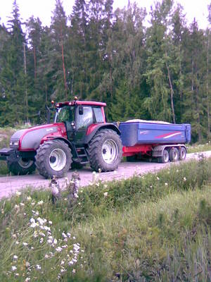 Valtra T120 ja maansiirtokärry
Kaverin tekemä kärry kokeilus vallun perässä
Avainsanat: Valtra t120