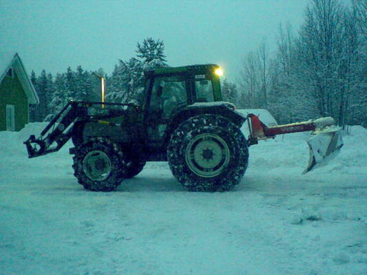 valmet 6400 ja vama250
Naapurin pihan putsausta
Avainsanat: valmet