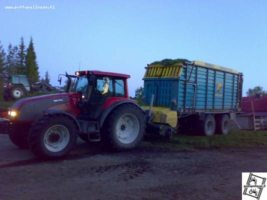 Valtra T170 & Mengele DuoBull 7000
Oli "naapurissa" tommonen yhistelmä urakoimassa... Valtterista penkitetty vähäreilu 250 kaakkia... mutta nätisti uupu vaunun edessä, ku täyteen tuli...
Avainsanat: Valtra mengele