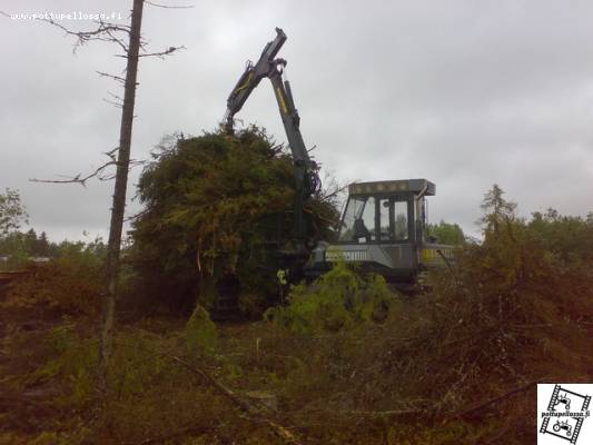 Ponsse S10Caribou
Hakkuutähteiden ajoa
Avainsanat: Ponsse risukuorma