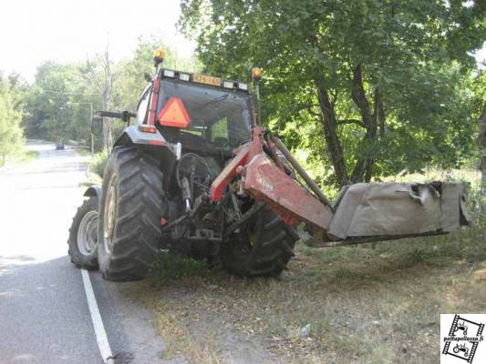 Niittoa -06
Pientareiden niittoa ja välillä mennään aika rajoilla. Koneena Valtra 6350.
