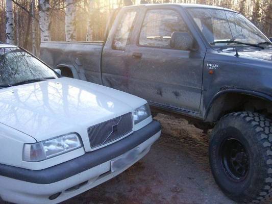 Volvo 850 t5 ja korotettu hilux
Emännän kauppakassi ja mun työauto (alla 33x12.5/15 kumit LAILLISESTI)
