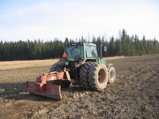 Valtra 6400 VM 250 JH 
Se on nyt touot alkanu .. 
Avainsanat: kones