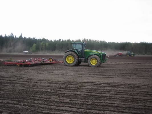 Kylvöjä 2006
8430 poseeraa, 7920 kylvää ja 6910 tuo jyviä ja apulantaa pellolle
Avainsanat: john deere 8430 7920 6910