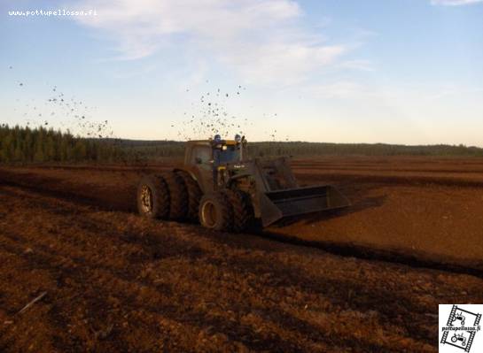 Valmet 8400 ja Syväkiekko
8400 kiekottaa, rapa lentää ja ojaa syntyy. Liukas peli!
Avainsanat: Syväkiekko