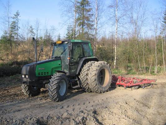 Valtra 6400 & VM 42 
aamuista äestelyä klo n 7:10
Avainsanat: kones