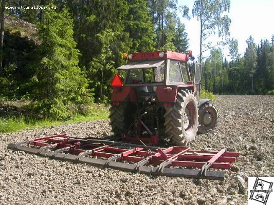 Zetor&Potila
Riistapeltojen äestystä
