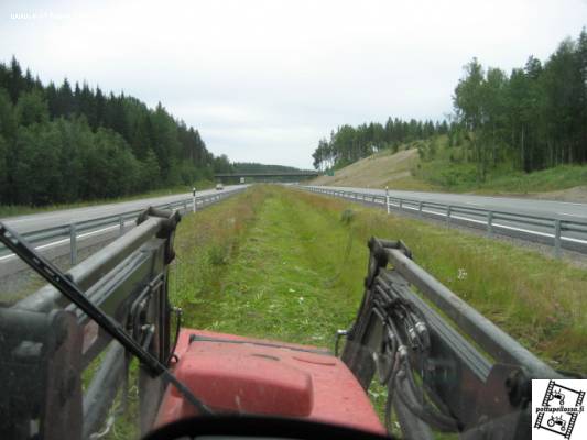 Niittoa Valtra 6350:lla
Keskikaistan niittoa lahti-heinola välillä.
