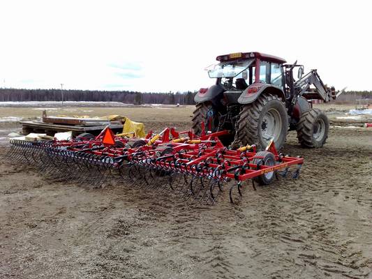 Valtra T140 & Potila Primus 600
Kylläpä nyt passaa lähteä vilja maita muokkaamaan
Avainsanat: Valtra potila