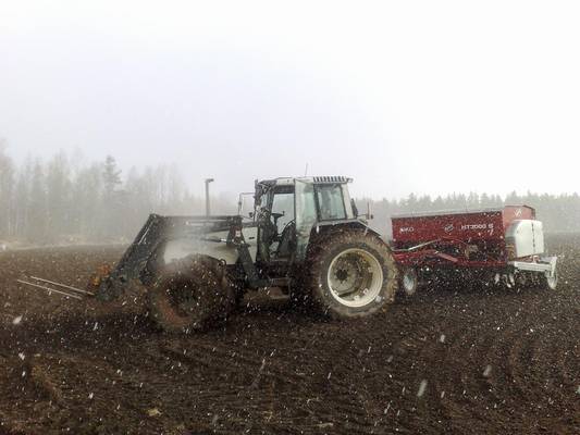 Valmet 6900 & Juko HT3000S
Kauran kylvön aloittelua, Ja keli mitä parhain...
Avainsanat: Kaurankylvö valmet lumisade