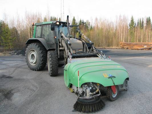 Harjaamassa Hamsterilla
Harjaamaan harjaamaan joka aamu sännätään, ja kun päivä on ohi niin lisää harjataan...
Avainsanat: Valtra Valmet X-100 City Hamsteri AM-Kone