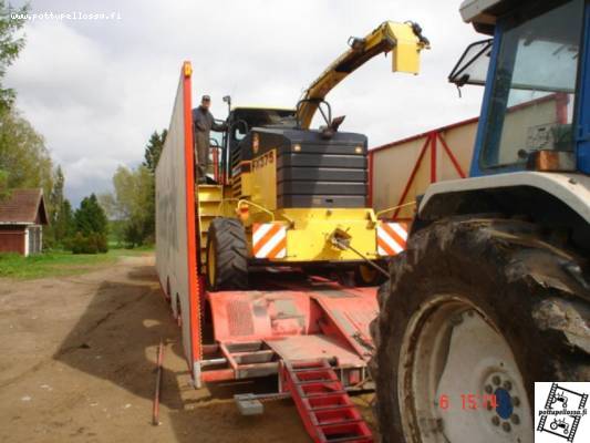 Lavetilta
Silppuri tarvitsi hinausapua, kun metsäkonelavetissa on niin korkeat pyöränpesät. NewHolland FX 375 ja Ford 8210
