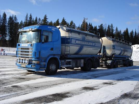 J Lembergin Scania 164
Mineraalikuljetuksen ajossa oleva J Lemberg Oy:n Scania 164 säiliöyhdistelmä.
Avainsanat: Mineraalikuljetus Lemberg Scania 164 ABC Hirvaskangas