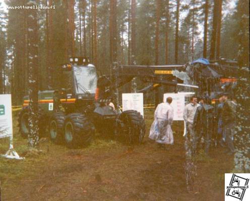 Lokomo 990
Ensimmäisiä lokomon oikeita motoalustoja esillä metkossa joskus 80-luvulla.
Avainsanat: lokomo 990