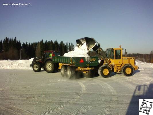 Valtra M150 & Multiva TRM 180 & Volvo 50D
Lumenajoa
Avainsanat: Valtra Volvo